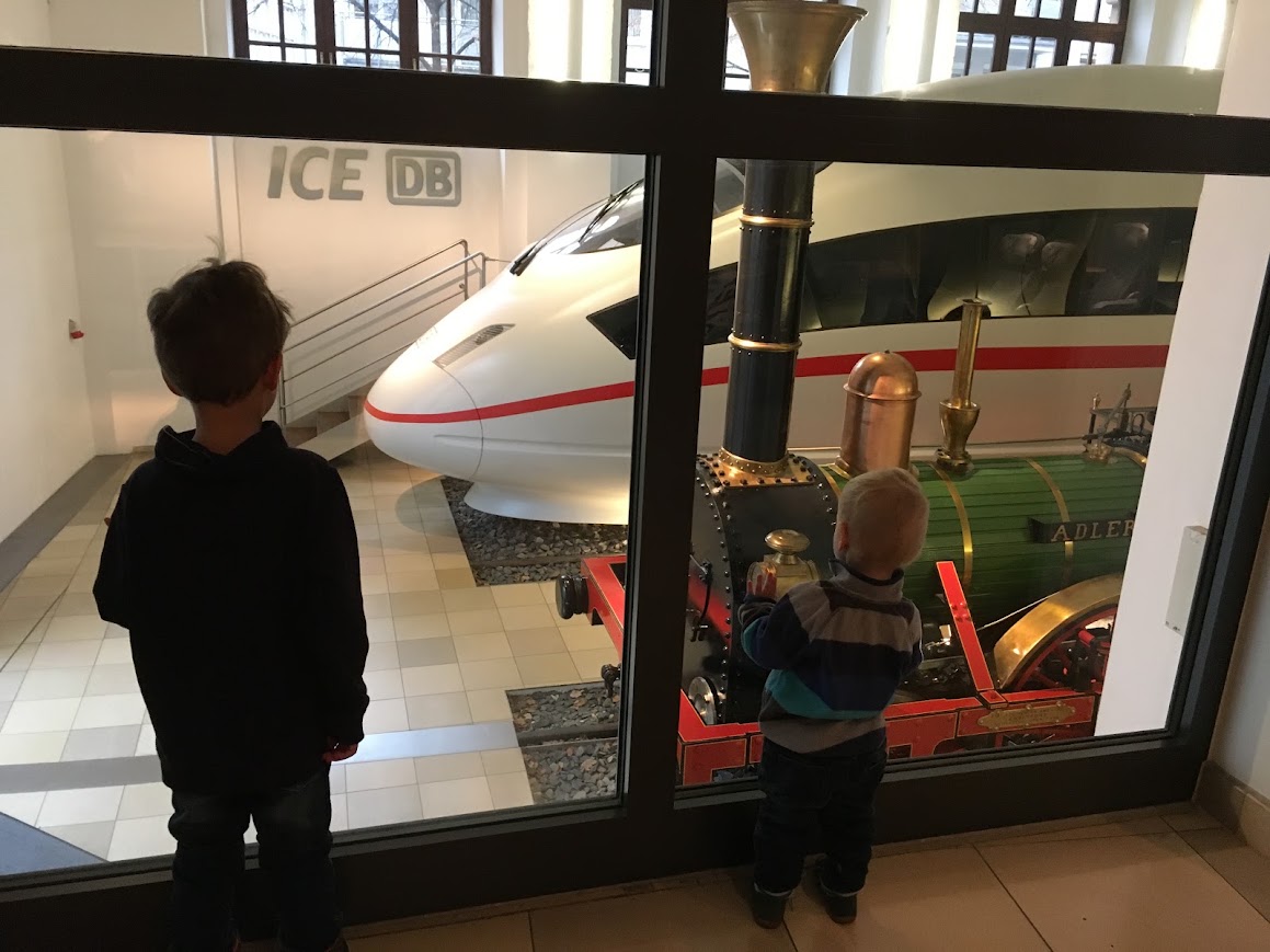 Familie beim Besuch des DB Museums in Nürnberg