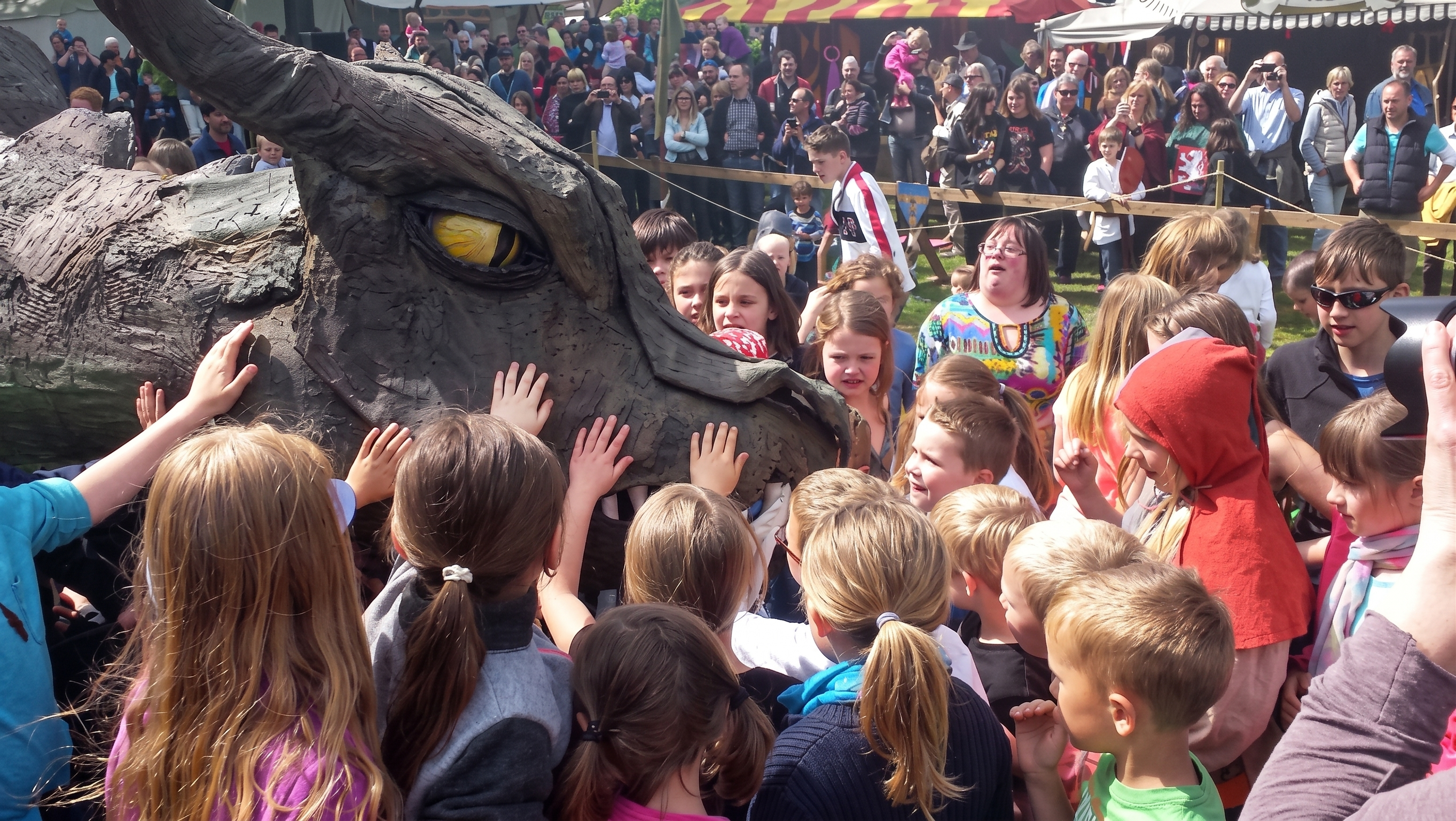 Eine im mittelalterlichen Stil illustrierte Landkarte, die die Wege zwischen dem Hotel Knorz, dem Playmobil FunPark und dem Gut Wolfgangshof in Zirndorf zeigt