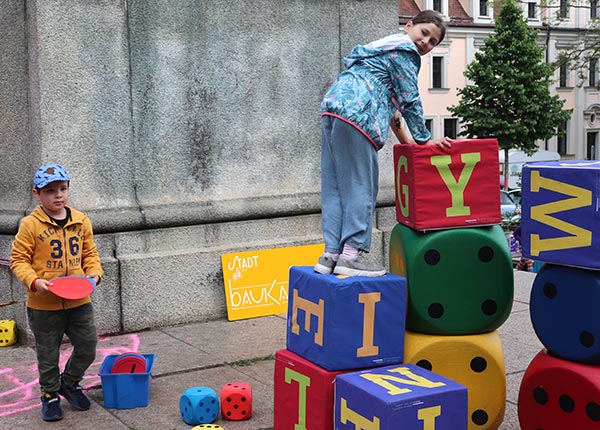 Outdoor-Spielbereich und Spielaktionen am Haus des Spiels Nürnberg